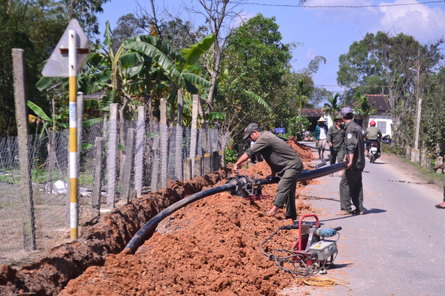Công nhân công ty nước sạch lắp đặt đường ống về khu dân cư